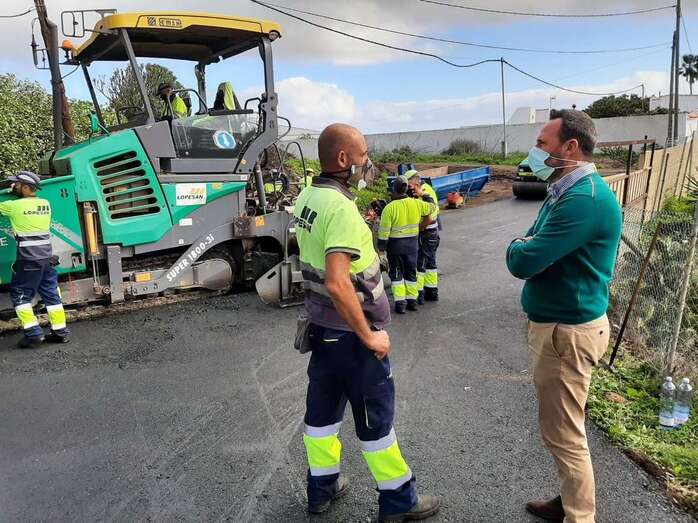 El concejal de Vías y Obras, Eloy Santana, supervisa los trabajos de asfaltado/TA.